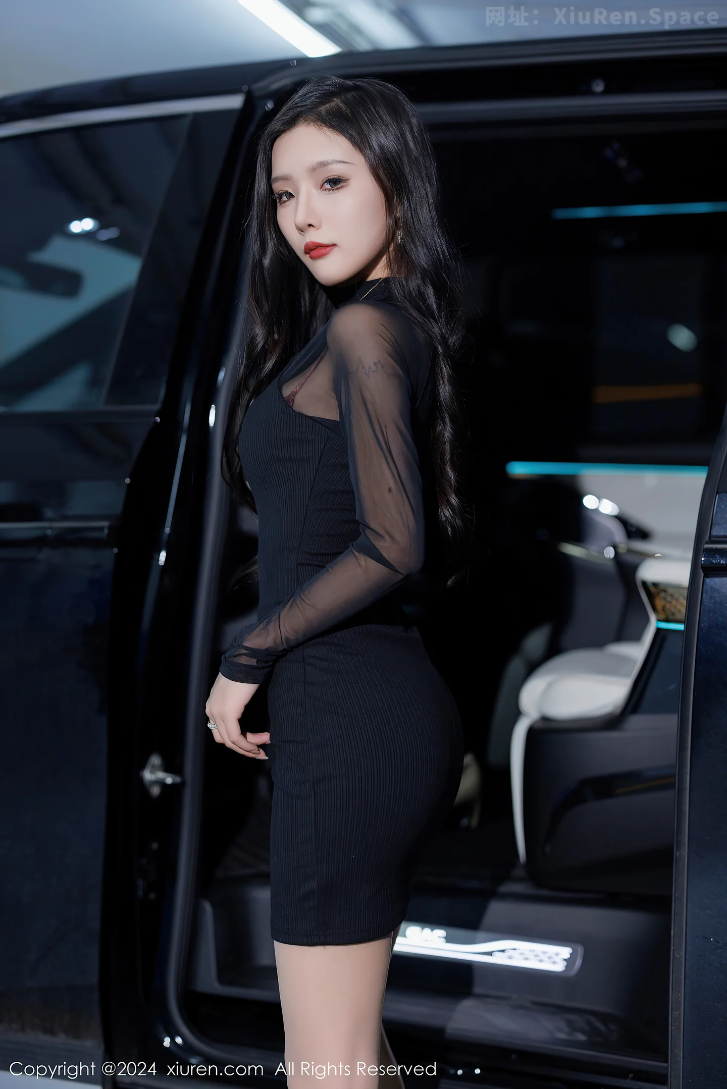 图片[4]-[XiuRen秀人网]VOL.7942 模特七七kiko性感黑色连衣短裙露暖色内衣配原色丝袜迷人写真50P-秀人网官方网站